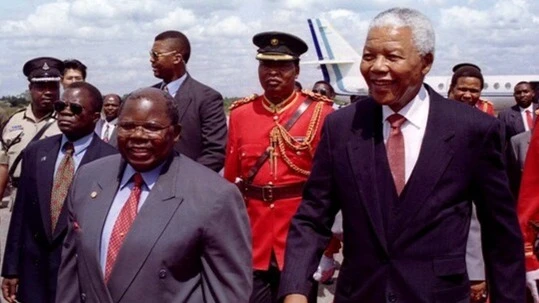 Benjamin Mkapa na Rais wa Afrika Kusini Nelson Mandela (kulia) enzi za uhai wao, wakiwa Dar es Salaam, mwaka 1998.  