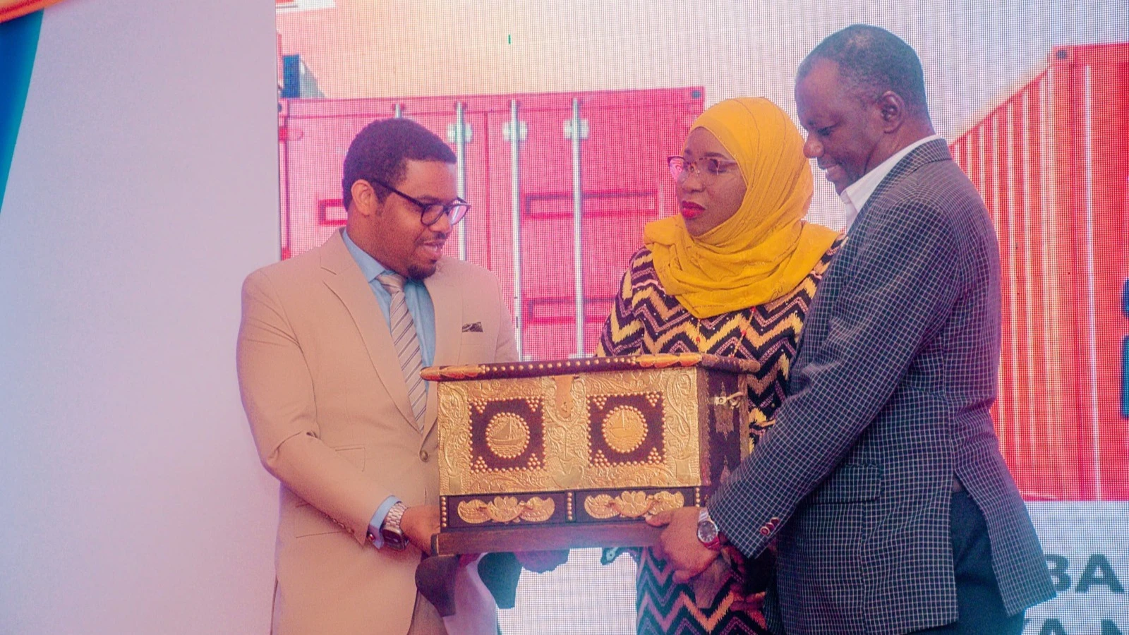 
Joseph Meza (R), PBZ Board Chairman, and Arafat Haji (L), the banks Managing Director, present a special gift to Khadija Said (C), Tanzania's Deputy Commissioner of Insurance, during the launch of the PBZ's new bancassurance service in Zanzibar yesterday