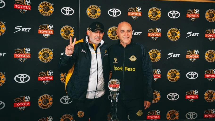 Young Africans head coach Miguel Gamondi (R) and Kaiser Chiefs head coach Nesreddine Nabi pose with the Toyota Cup trophy during a press conference held in Joahnnesburg, South Africa yesterday.