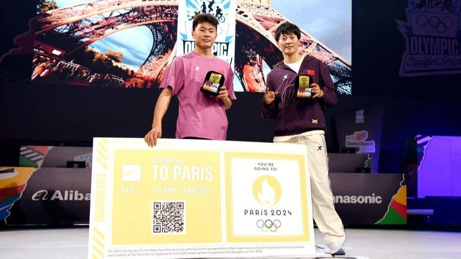 Chinese breakdancer Qi Xiangyu (L) and Zeng Yingying pose for photos at the Olympic Qualifier Series in Budapest, Hungary, June 23, 2024. 