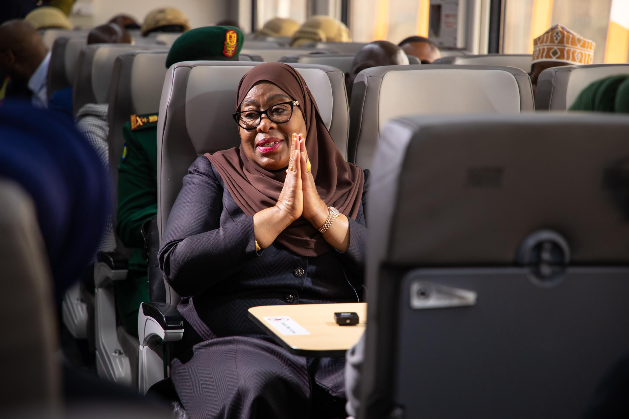 Rais Dk. Samia Suluhu Hassan akiwasalimia abiria waliosafiri na treni ya reli ya kiwango cha kimataifa (SGR) katika Stesheni ya Tanzanite, Dar es Salaam.