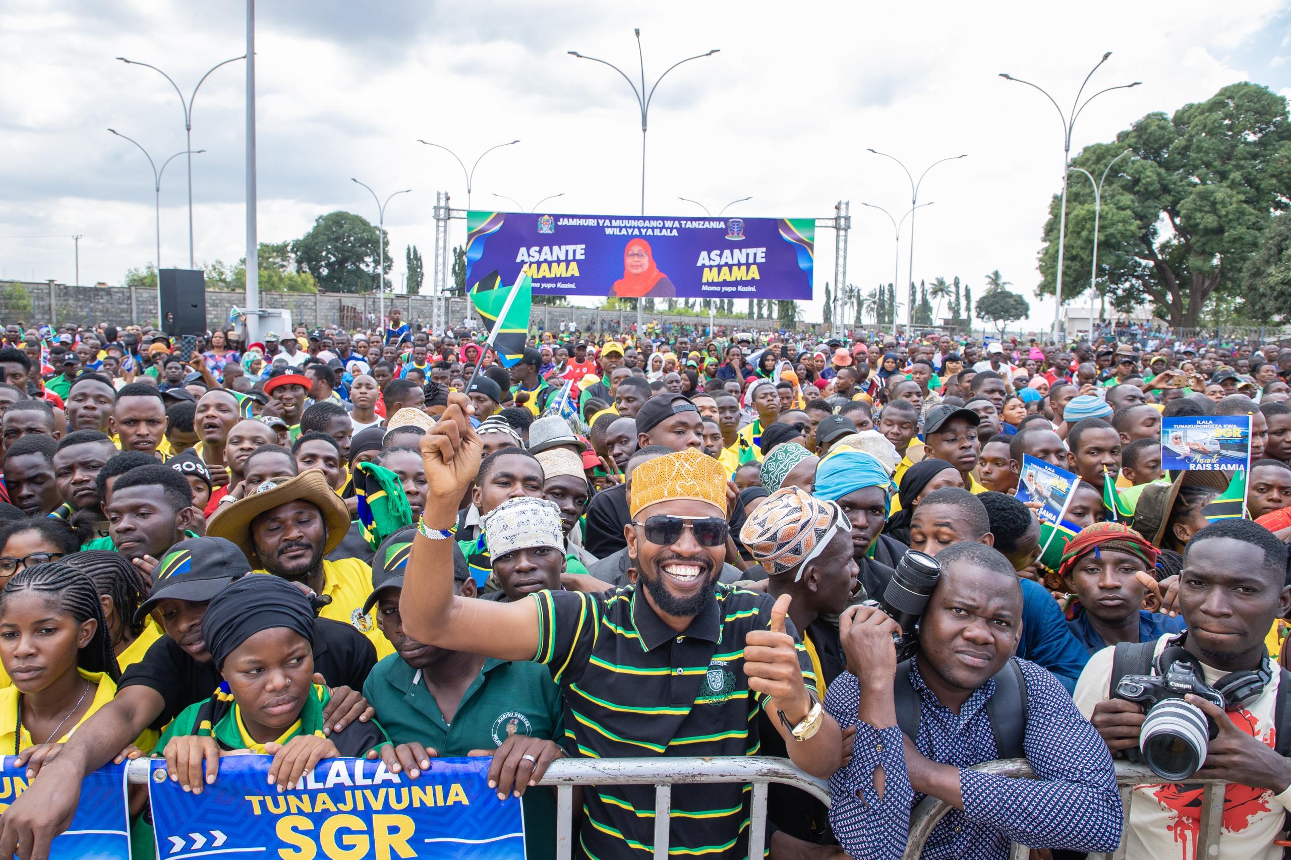 Shamrashamra za wananchi wa Pugu Jijini Dar es Salaam Mara baada ya Rais Mhe. Dkt. Samia Suluhu Hassan kuwasili Stesheni hapo kwa usafiri wa Treni ya Kisasa (SGR) tarehe 01 Agosti, 2024