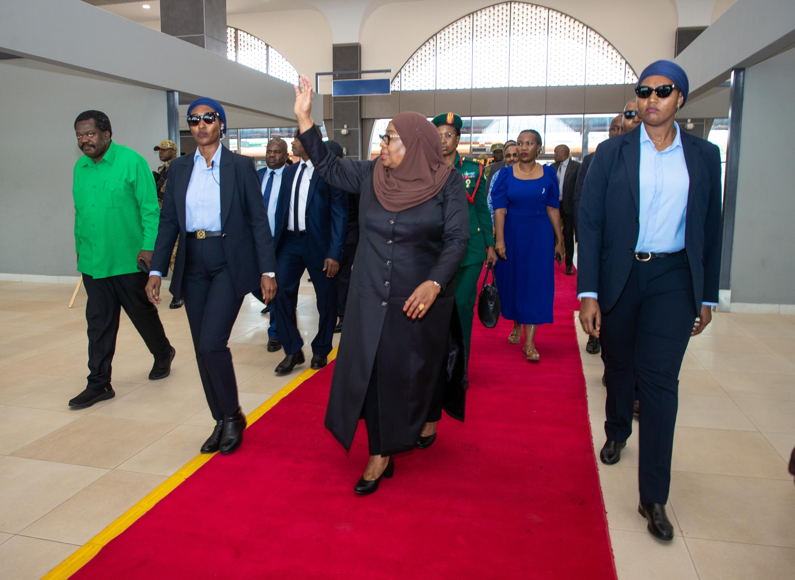 Rais Dk. Samia Suluhu Hassan akiwasalimia abiria waliosafiri na treni ya reli ya kiwango cha kimataifa (SGR) katika Stesheni ya Tanzanite, Dar es Salaam.