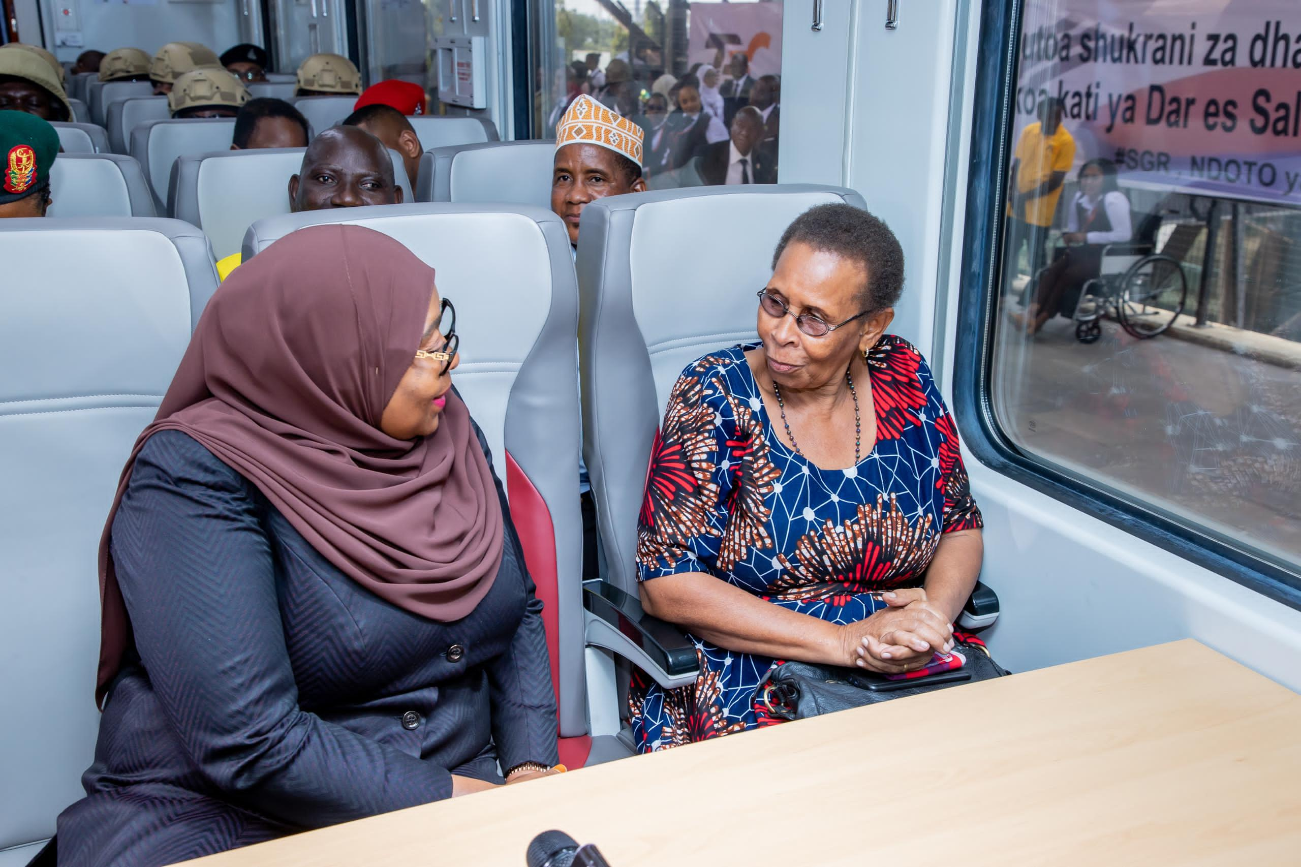 Rais wa Jamhuri ya Muungano wa Tanzania Mhe. Dkt. Samia Suluhu Hassan akisalimiana na abiria mbalimbali waliokuwa wakisafiri na Treni ya Kisasa ya Umeme (SGR) kutoka Dar es Salaam hadi Dodoma mara baada ya uzinduzi katika eneo la Kilometa 0 Stesheni