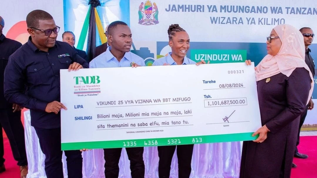 President Samia Suluhu Hassan pictured at the just-ended Nane Nane (Farmers’ Day) agricultural exhibition held at Nzuguni grounds in Dodoma Urban District on Thursday presenting a dummy cheque for over 1.1bn/- to 25 groups 