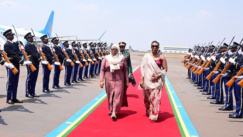 President Samia Suluhu Hassan is welcomed by Judith Uwizeye, Minister of State in the Rwandan President’s Office, shortly after jetting into Kigali International Airport yesterday to attend the swearing-in of Rwandan President Paul Kagame. 