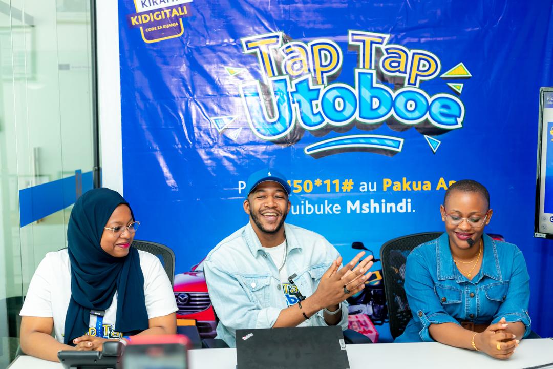 Balozi wa kampeni ya Kijiditali ya Tap Tap Utoboe ya Exim Bank Tanzania, Idris Sultan (katikati) akitangaza washindi 10 wa droo ya pili ya mwezi yenye lengo la kuwahamasisha wateja wa benki hiyo kufanya miamala yao ya malipo kwa kutumia simu za mkononi.