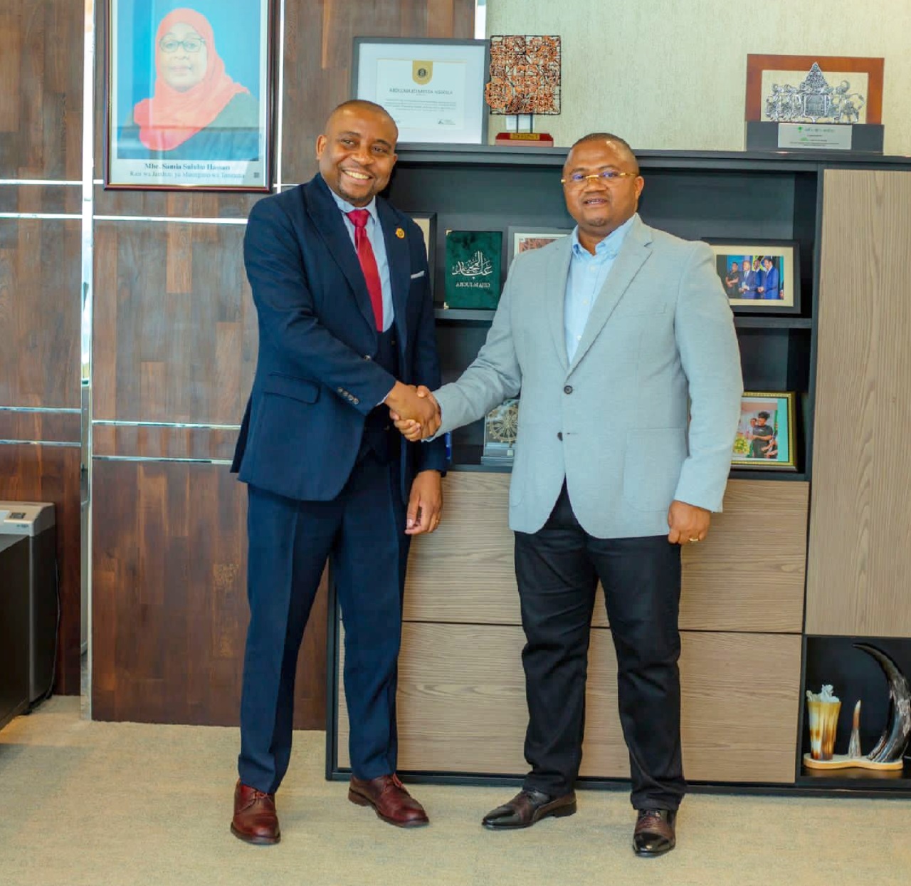 Capital Markets and Securities Authority CEO Peter Nalitolela (L) and CRDB Bank Group CEO and managing director Abdulmajid Nsekela pose for photo in Dar es Salaam 