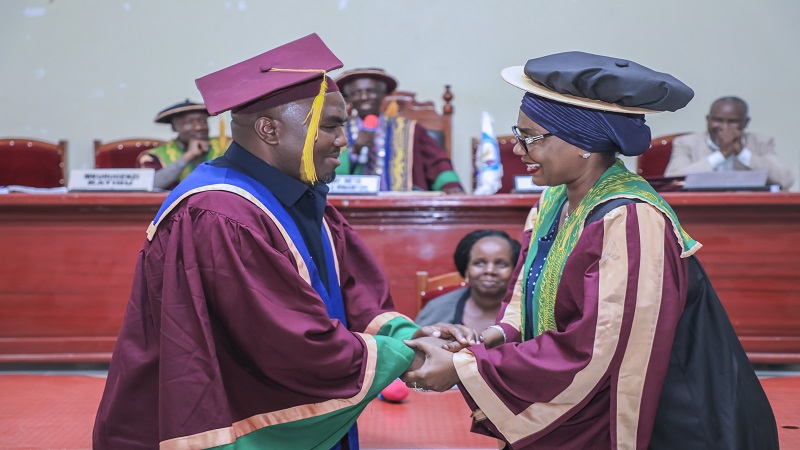 Former Dodoma city deputy mayor Asma Karama (R) congratulates her newly elected successor, Fadhili Chibago, at a councillors’ meeting held in the national capital yesterday. 