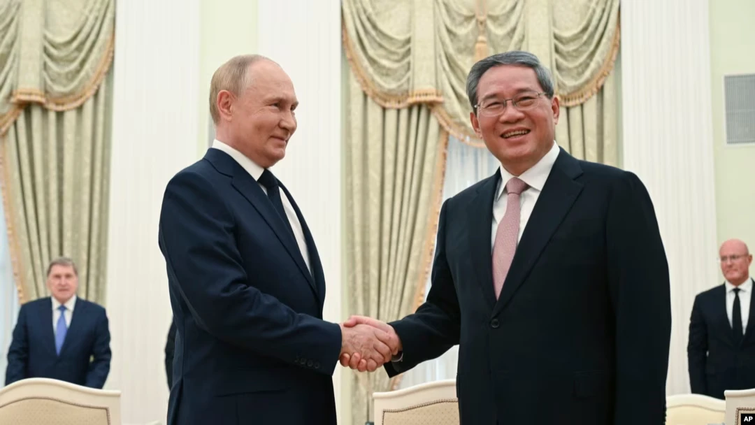 Russian President Vladimir Putin, left, and Chinese Premier Li Qiang shake hands during their meeting at the Kremlin in Moscow, Russi, Aug. 21, 2024.