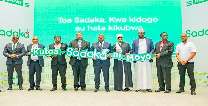 Mufti and Chief Sheikh of Tanzania, Dr. Zubery bin Ally (4th R) with the CRDB Bank Managing Director, Abdulmajid Nsekela (5th R), at the launch of the Charity Account held at CRDB Bank headquarters.