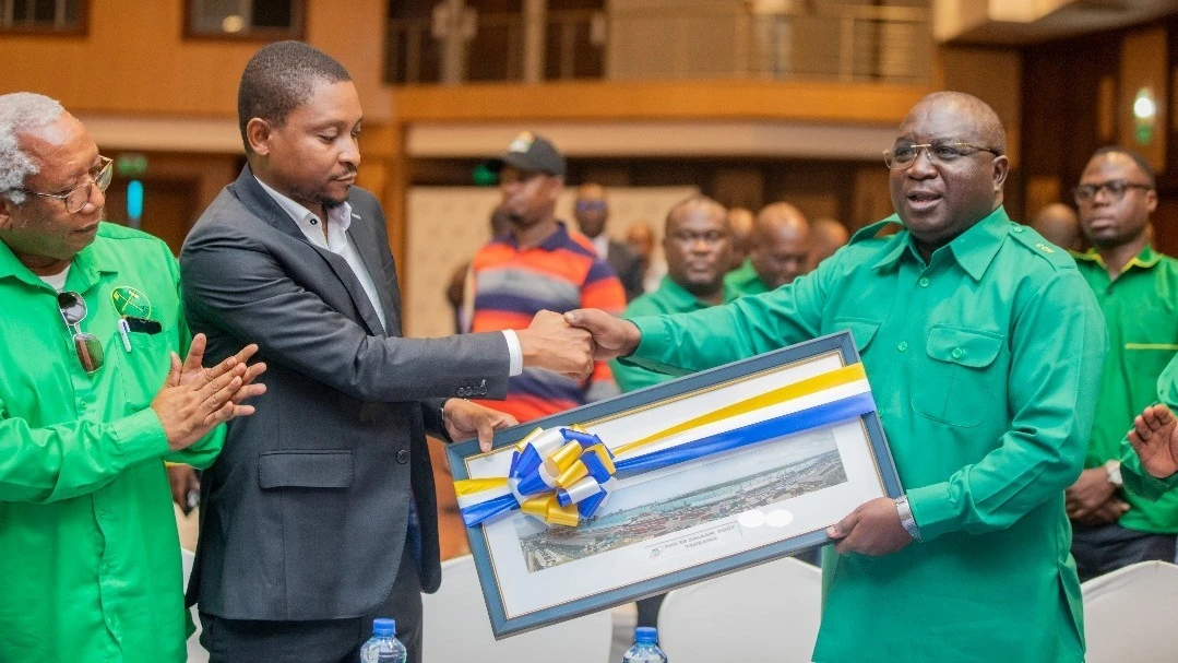 CCM’s Ideology, Publicity and Training secretary, Amos Makalla (R), receives a gift from Tanzania Ports Authority deputy director general Juma Kijavara while on a familiarisation tour of Dar es Salaam Port on Thursday. 