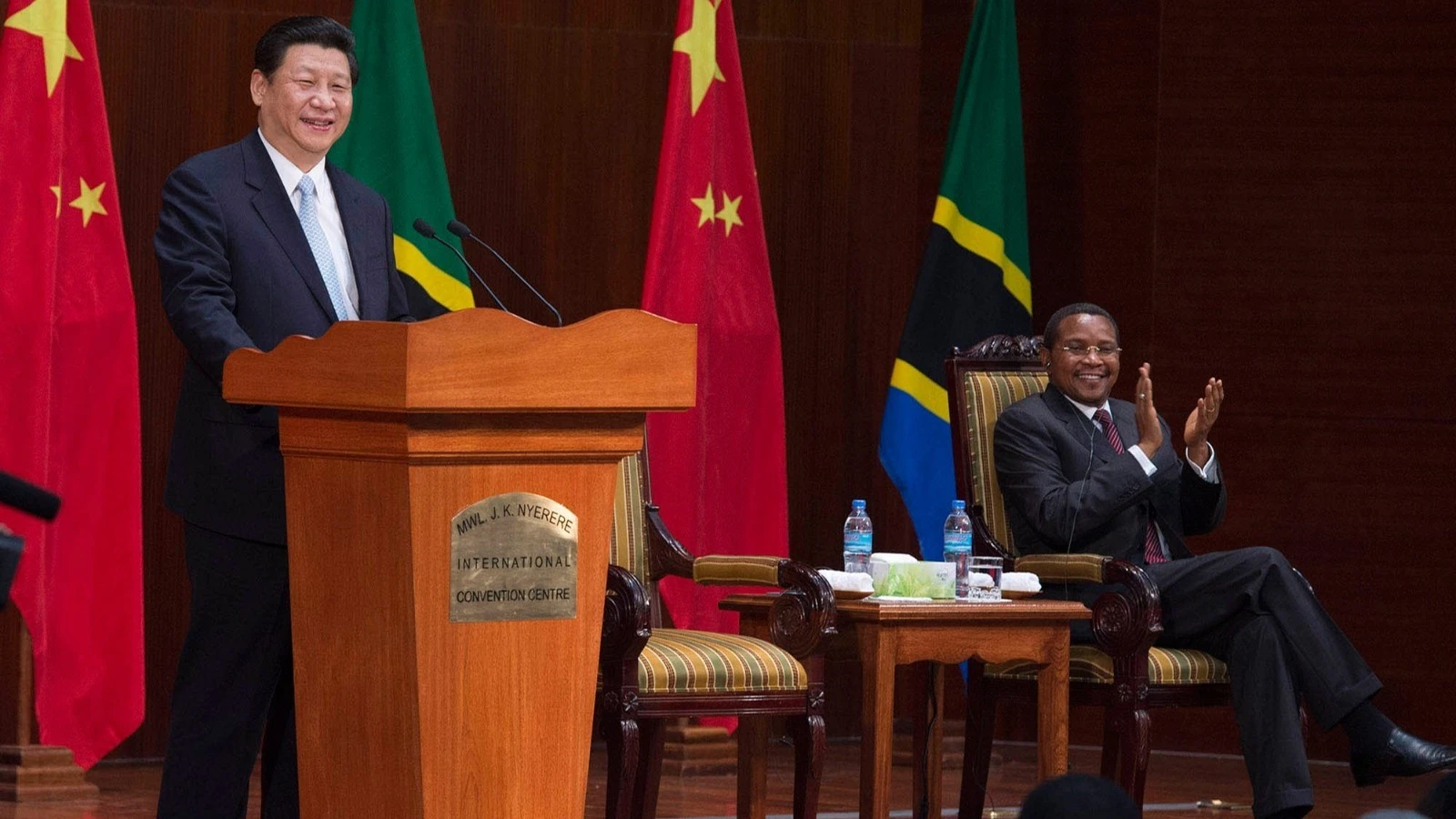 Chinese President Xi Jinping (L) delivers a speech at the Julius Nyerere International Convention Center in Dar es Salaam, Tanzania, on March 25, 2013.