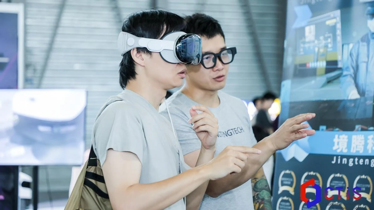 
People visit the 2024 consumer technology and innovation exhibition at the Shanghai New International Expo Centre. 