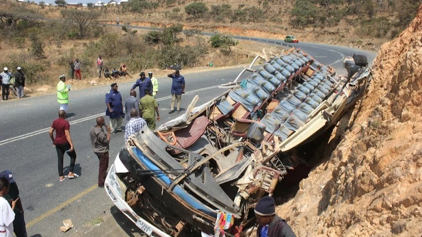 Askari wa Kikosi cha Usalama Barabarani, wakikagua mabaki ya basi la kampuni ya AN CLASSIC, lililopata ajali katika Kijiji cha Lwanjilo, Halmashauri ya Wilaya ya Mbeya na kusababisha vifo vya watu 12 na kujeruhi 36. 