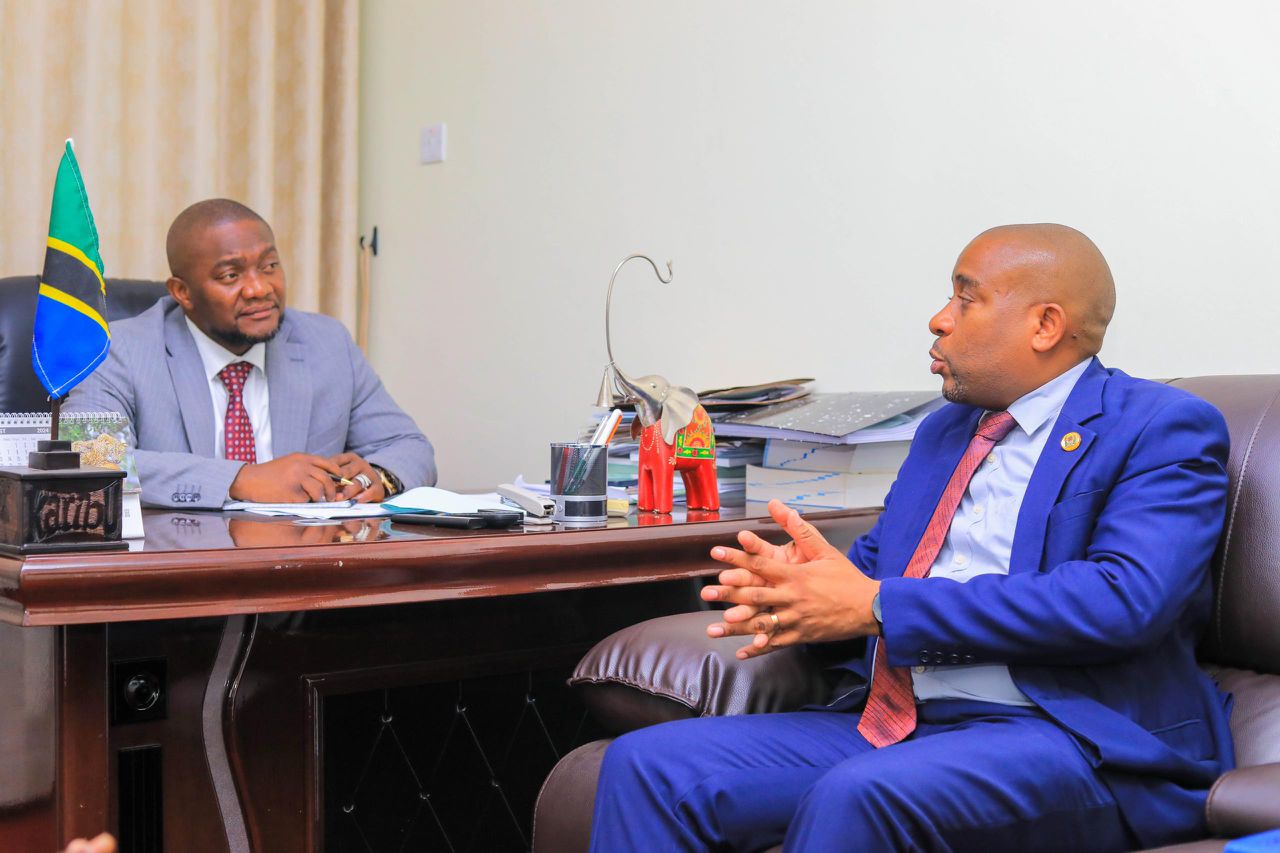 Mohamed Mchengerwa (L), Minister of State in the President’s Office (Regional Administration and Local Governments), has an audience with Dar es Salaam Stock Exchange CEO Peter Nalitolela in Dodoma city on Thursday. 