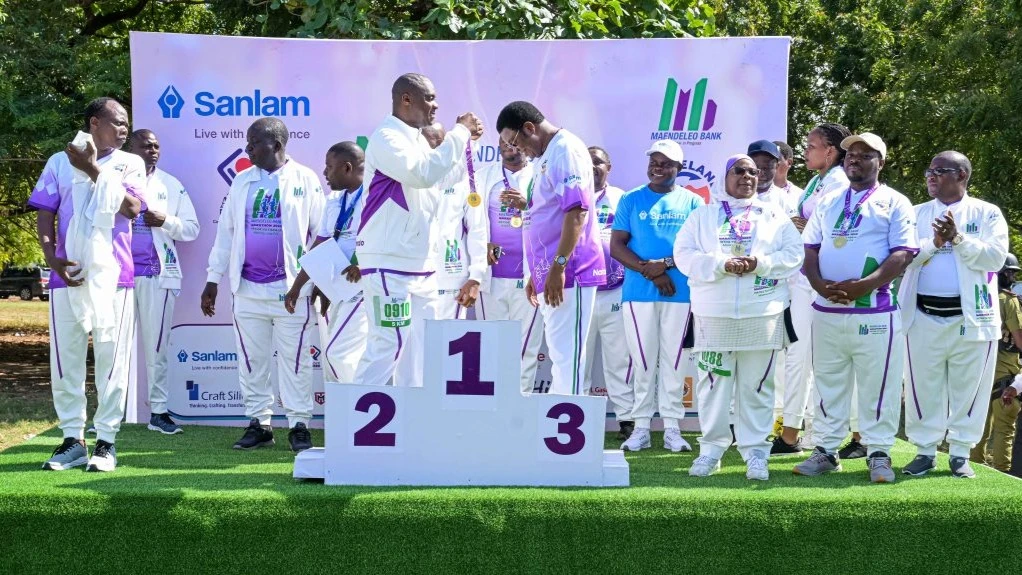 Waziri Mkuu, Kassim Majaliwa akivishwa medali ya ushiriki wa mbio za hisani za Maendeleo Bank Marathon 2024 na Msaidizi wa Skofu Malasusa, Rev. Dean Chediel Lwiza,  mbio hizo  zilianzia na kuishia katika viwanja vya Greenpark garden Oysterbay.