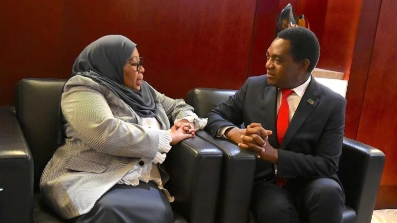 Rais Samia Suluhu Hassan, alipokuwa kwenye mazungumzo na Rais wa Zambia, Hakainde Hichilema katika ofisi za Makao Makuu ya Umoja wa Afrika (AU) Addis Ababa nchini Ethiopia, mwaka jana. 