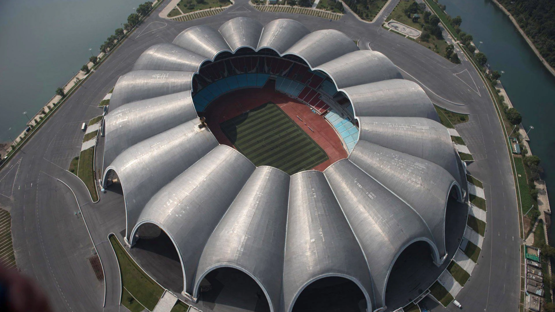  Uwanja wa Rungrado 1st of May

Mahali: Pyongyang, Korea Kaskazini

Mashabiki: 114,000