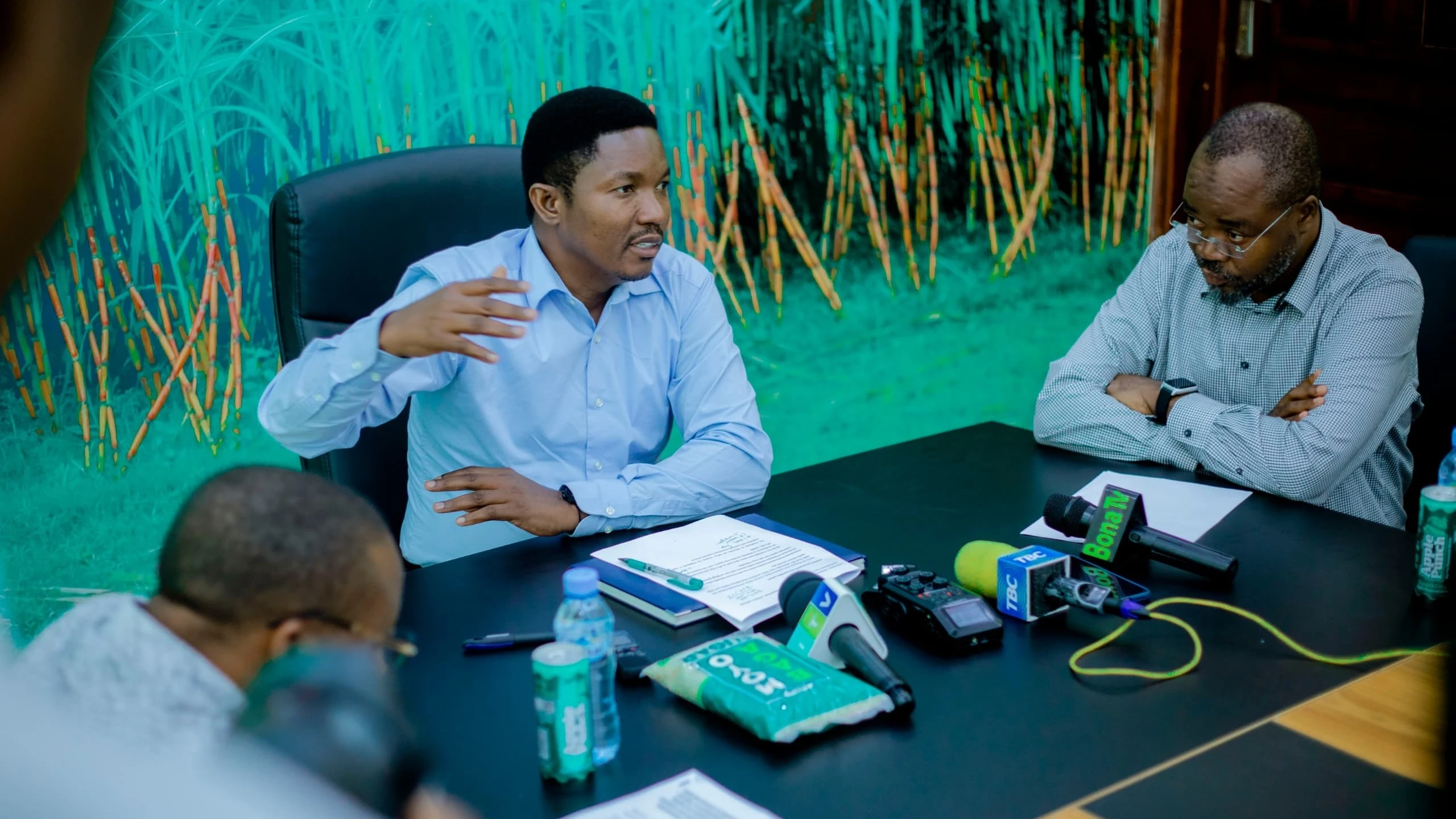 Industry and Trade minister Dr Selemani Jafo (gesturing) holds talks with officials of Bagamoyo Sugar Factory at the facility’s premises at Makurunge in Bagamoyo District at the weekend. 