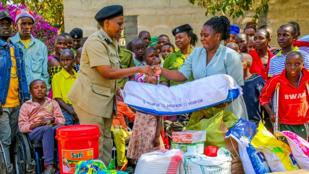 Polisi Monduli watoa msaada kwa watoto wenye uhitaji maalum