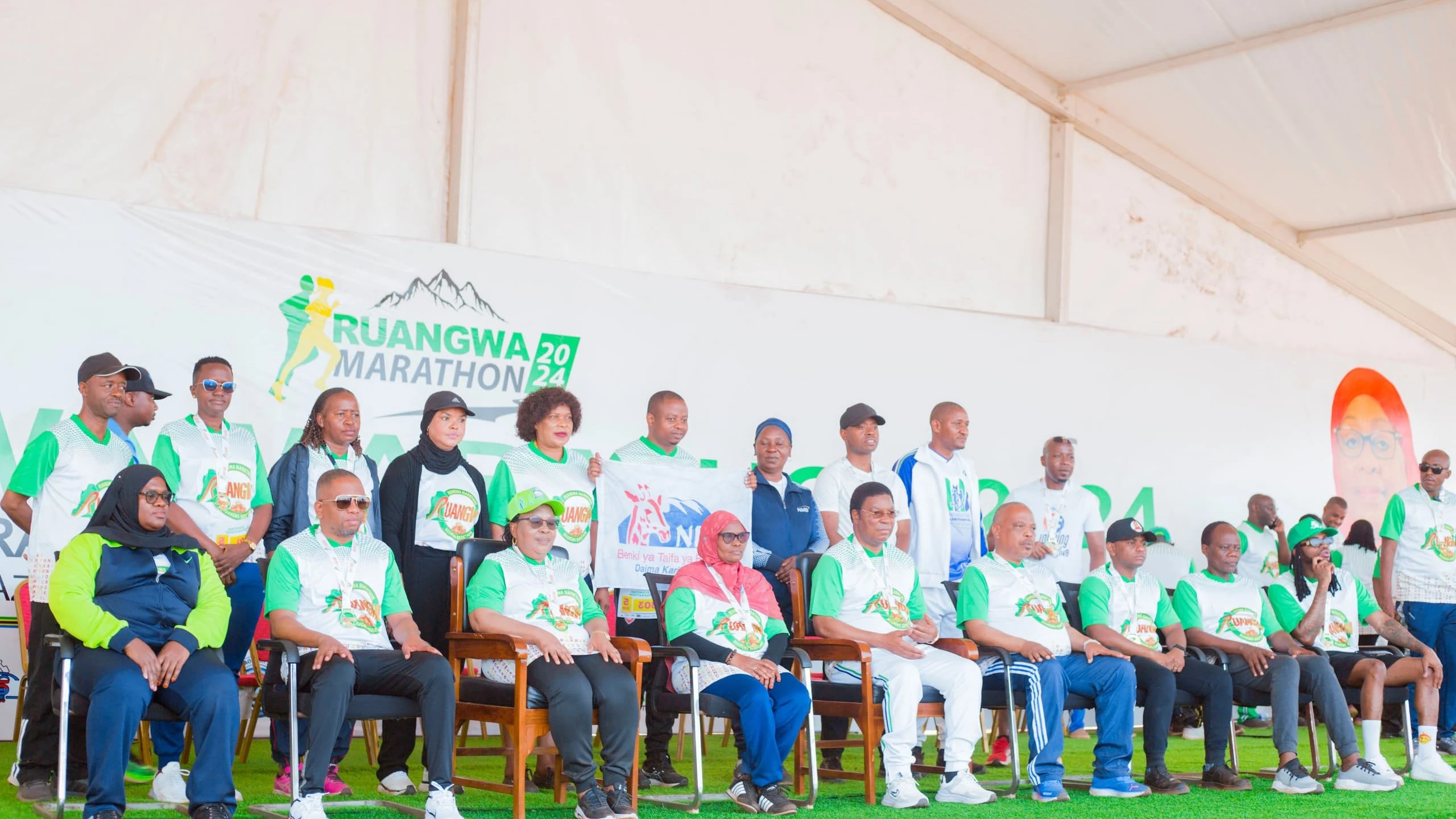 Waziri Mkuu Kassim Majaliwa (Katikati walioketi) akiwa kwenye picha ya pamoja na wadau mbalimbali wakiwemo viongozi waandamizi wa serikali, wasanii maarufu na wadhamini wa mbio za Ruangwa Marathon 2024 zilizofanyika mwishoni mwa wiki 