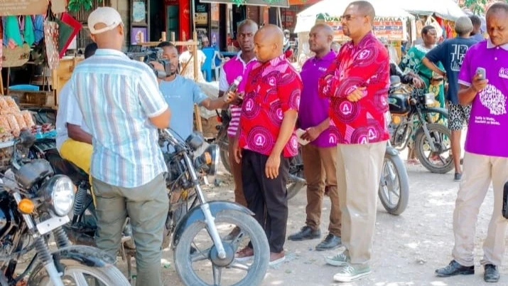 Makamu Mwenyekiti wa ACT Wazalendo akisikiliza kero za bodaboda kawe alipofika huko kwaajili ya mkutano wa hadhara.