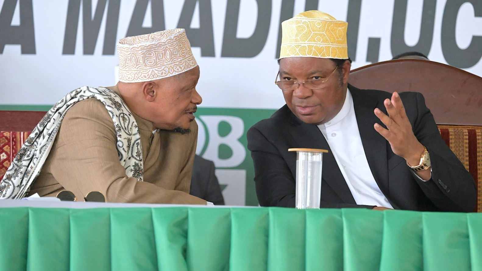 Waziri  Mkuu, Kassim Majaliwa, akizungumza na Mufti Sheikh Mkuu wa Tanzania, Dk. Abubakary Zubeir  Bin Ally, katika Baraza la Maulid Kitaifa lililofanyika ukumbi wa Shule ya Sekondari ya Wasichana Nyankumbu, Geita, jana. 