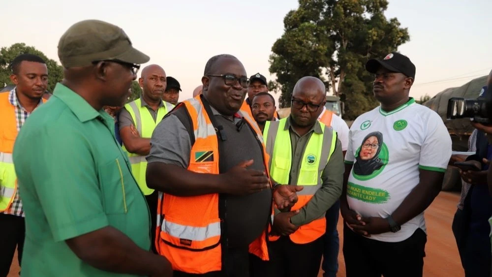 Naibu Waziri wa Ujenzi, Mhandisi Godfrey Kasekenya (wa pili kushoto), akitoa maelekezo kwa Meneja wa Wakala wa Barabara (TANROADS), Mkoa wa Pwani, Mhandisi Baraka Mwambage (wa pili kulia), alipokagua ujenzi wa barabara ya Nyamwage – Utete (Km 33.7) 