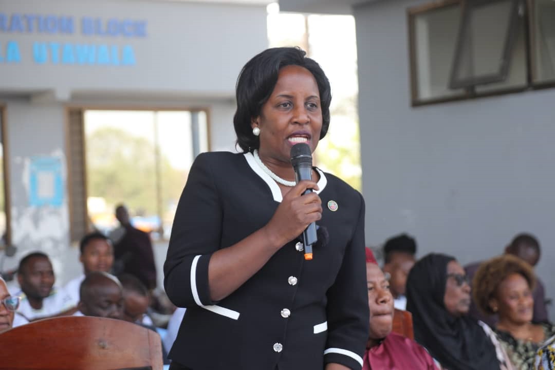 Dodoma regional commissioner Rosemary Senyamule addresses small traders in Dodoma city on Monday, mainly responding to various grievances they had aired to her. 