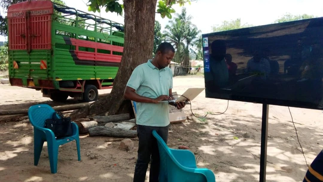 Meneja wa CORRECU Mkoa wa Pwani, Hamis Mantawela, akipokea bei ya mnada wa mbaazi uliofanyika kwa njia ya mtandao kutoka kwa wanunuzi. 