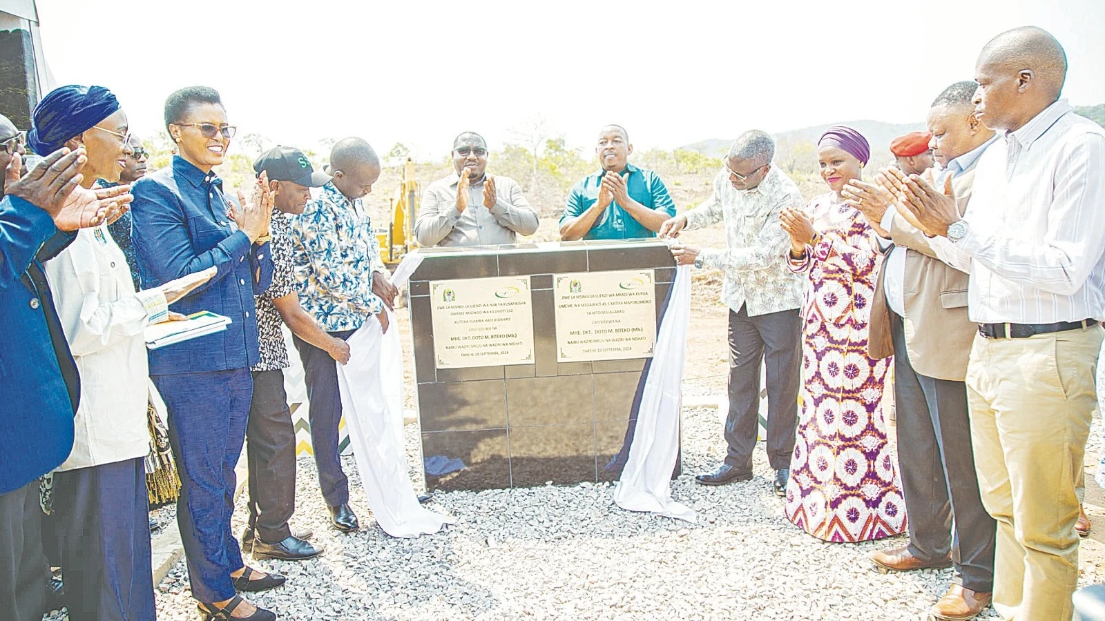 Naibu Waziri Mkuu na Waziri wa Nishati, Dk. Doto Biteko (kushoto) akiweka jiwe la msingi katika mradi wa Kufua Umeme Mto Malagarasi MW 49.5, mkoani Kigoma. Kulia ni Mkuu wa mkoa huo, Thobias Andengenye. 