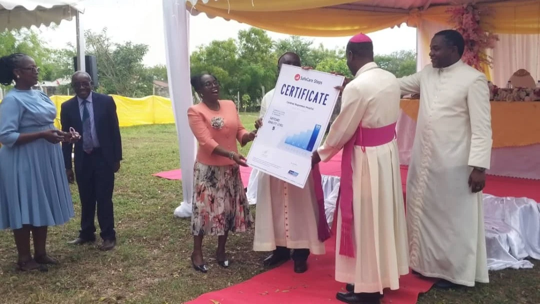 Mganga Mfawidhi Hospitali ya Cardinal Rugambwa, Dk. Jane Manyahi, watatu kushoto na Askofu Mkuu Msaidizi Jimbo la Dar es Salaam Hendry Mchamungu, wapili kulia wakiwa wameshika chetu baada ya kukabidhiwa.