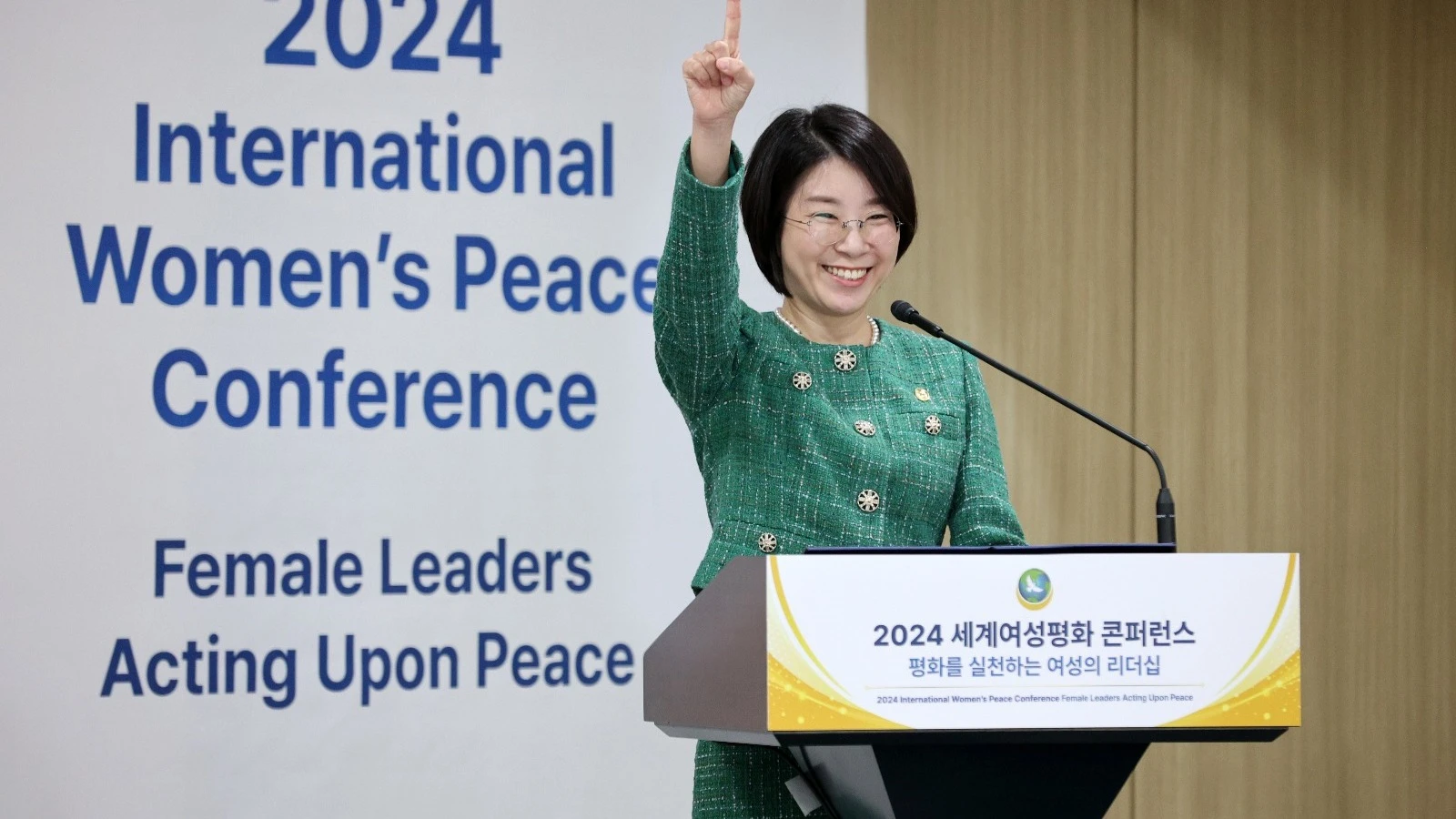 At the 2024 International Women's Peace Conference, held on the 19th at Kensington Resort in Gapyeong-gun, Gyeonggi-do, IWPG Chairwoman Hyun Sook Yoon raises her index finger and says, 'We are one.’