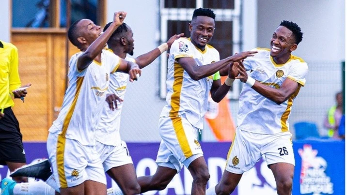 Wachezaji wa Azam FC, wakishangilia moja ya mabao yao manne waliyofunga katika mchezo wao dhidi ya KMC , uliopigwa Uwanja wa KMC Complex, Mwenge, Dar es Salaam, Alhamisi iliyopita, ikiwa ni moja kati ya michezo miwili iliyotoa vipigo vikubwa kwenye Ligi