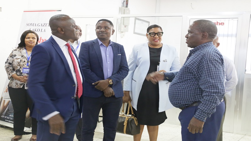 The Guardian newspaper managing Editor briefs Dr Asiedu on the flow of operations in the TGL newsroom.