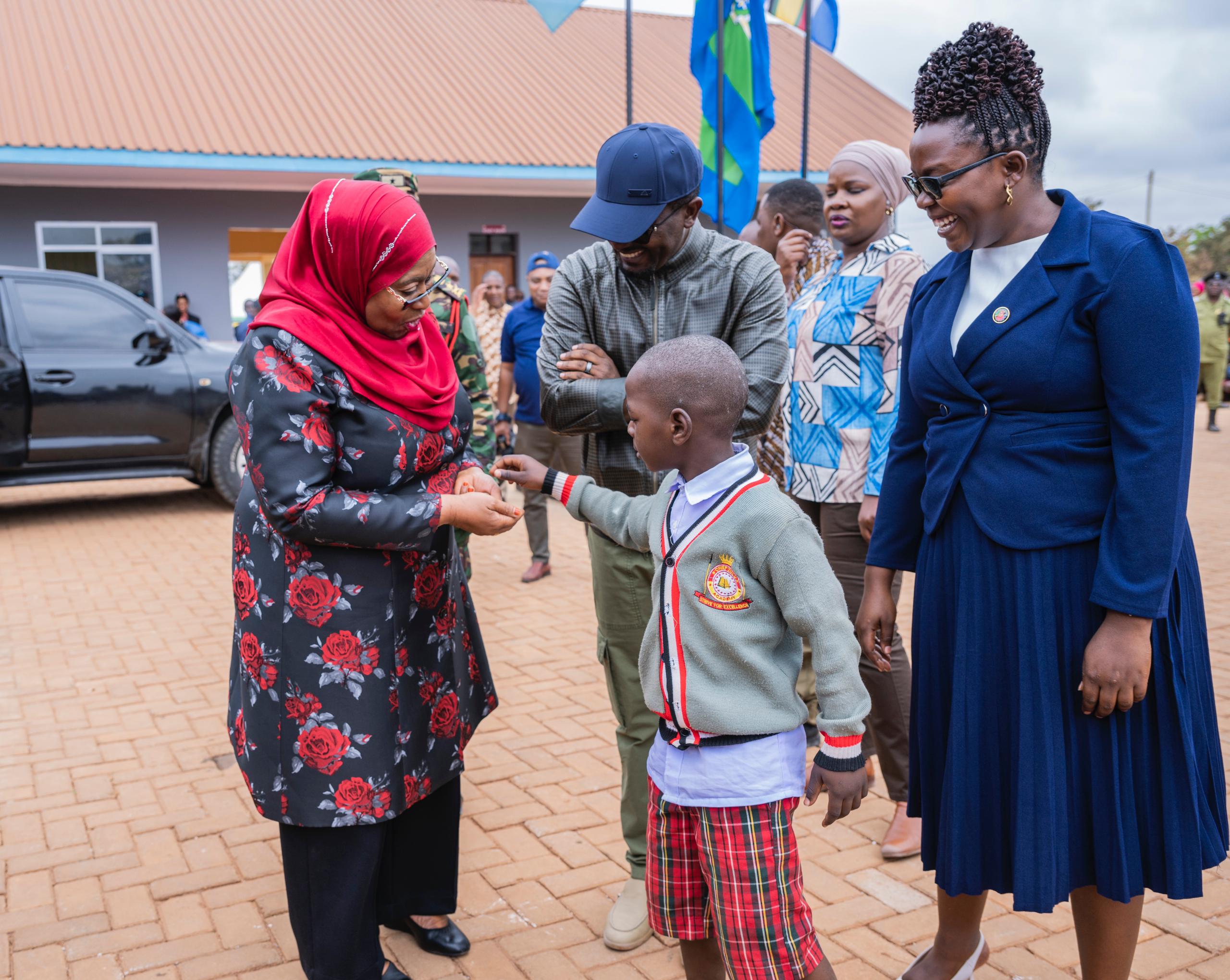 Rais Dk. Samia Suluhu Hassan katika matukio tofauti tofauti alipoweka Jiwe la Msingi kwenye Uzinduzi wa Shule ya Msingi ya Mchepuo wa Kiingereza ya Chief Zulu mkoani Ruvuma ambayo ujenzi wake umegharimu zaidi ya Shilingi milioni 600.