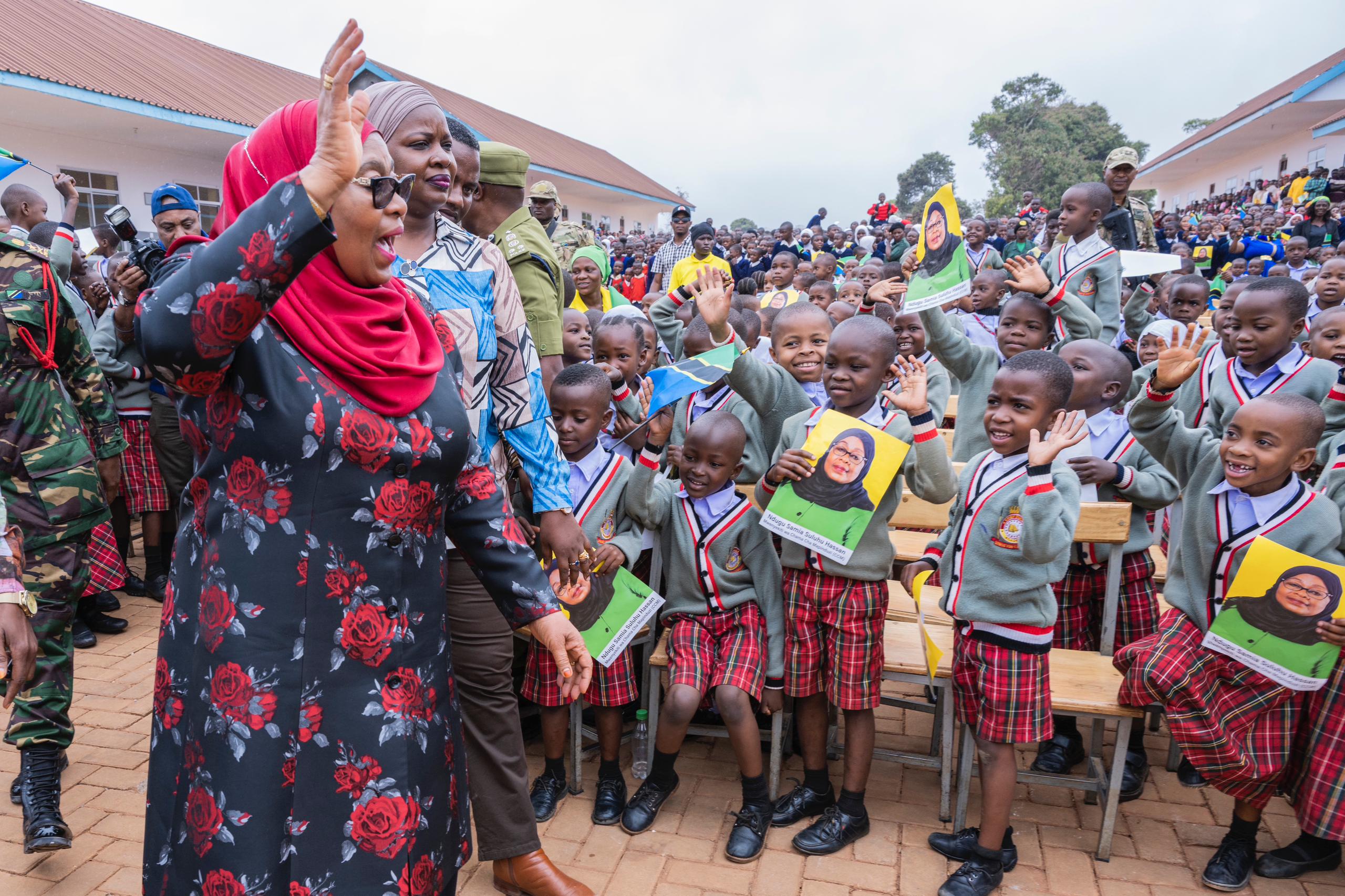 Rais Dk. Samia Suluhu Hassan katika matukio tofauti tofauti alipoweka Jiwe la Msingi kwenye Uzinduzi wa Shule ya Msingi ya Mchepuo wa Kiingereza ya Chief Zulu mkoani Ruvuma ambayo ujenzi wake umegharimu zaidi ya Shilingi milioni 600.