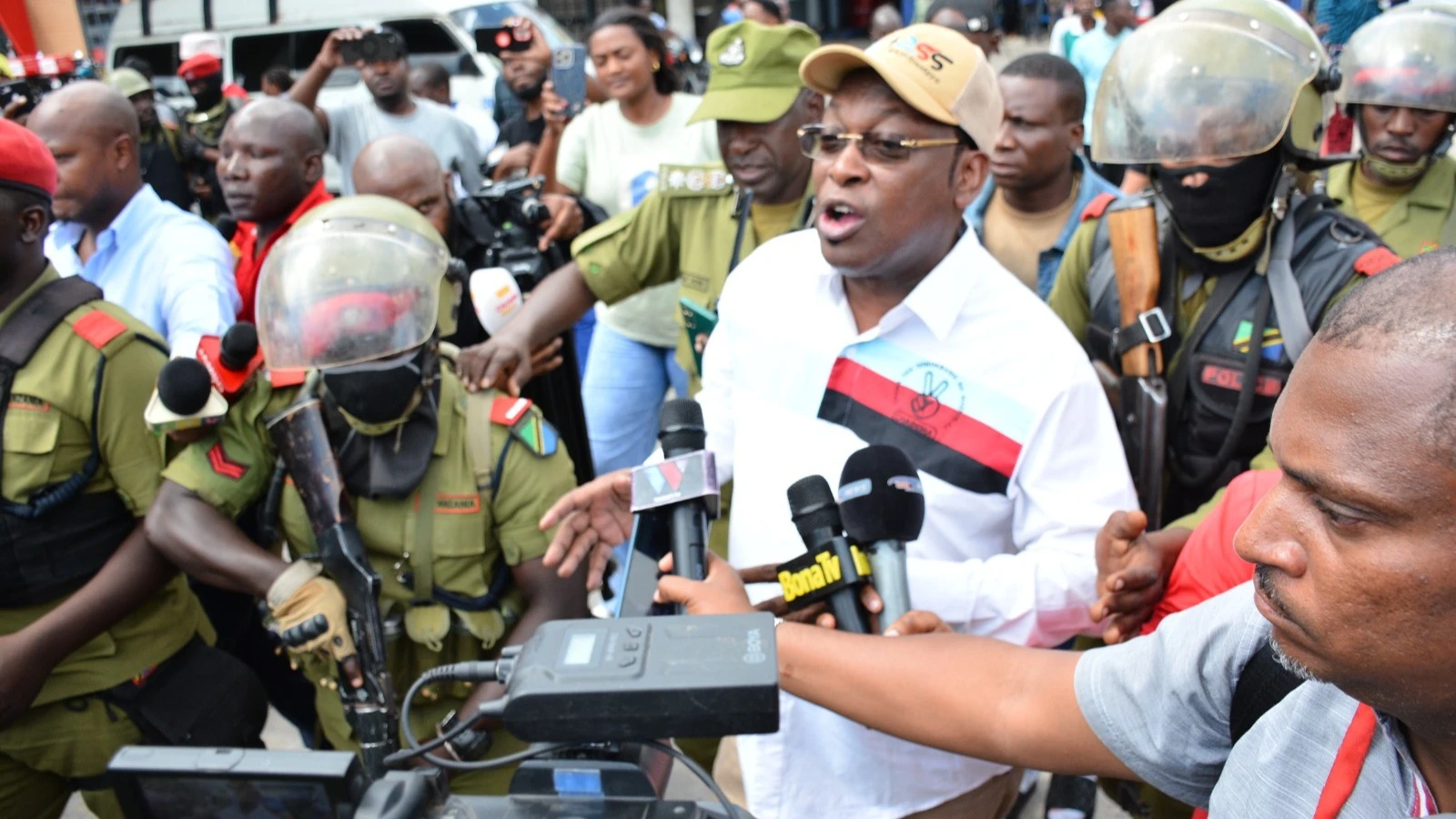 Mwenyekiti wa CHADEMA, Freeman Mbowe akiwa chini ya ulinzi wa polisi, alipokamatwa eneo la Magomeni, Dar es Salaam jana. Eneo la Magomeni ndiko kunadaiwa maandamano hayo yangeanzia. 