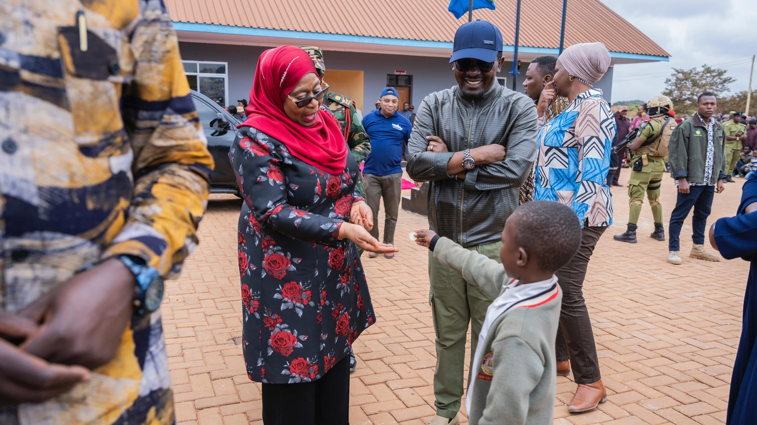 Rais Dk. Samia Suluhu Hassan akipokea zawadi ya pesa kutoka kwa mmoja wa wanafunzi wa Shule ya Awali na Msingi ya Mchepuo wa Kiingereza ya Chief Zulu, baada ya kuizindua shule hiyo, mjini Songea mkoani Ruvuma jana.

