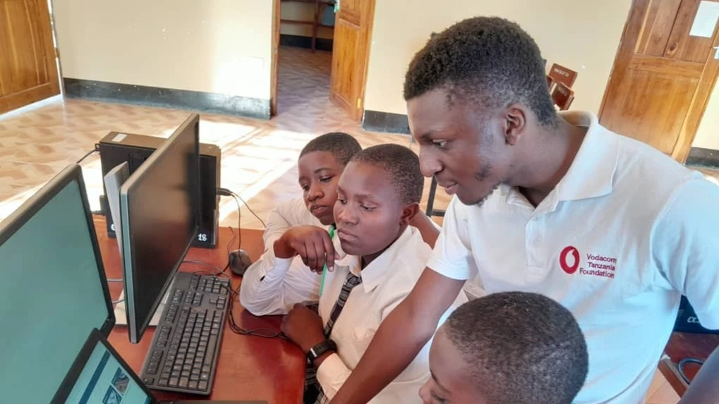 Christian Mwikuyu, an expert from African Child Projects demonstrates to secondary school students how to use the e-Fahamu platform, designed to provide them with online access to educational content.