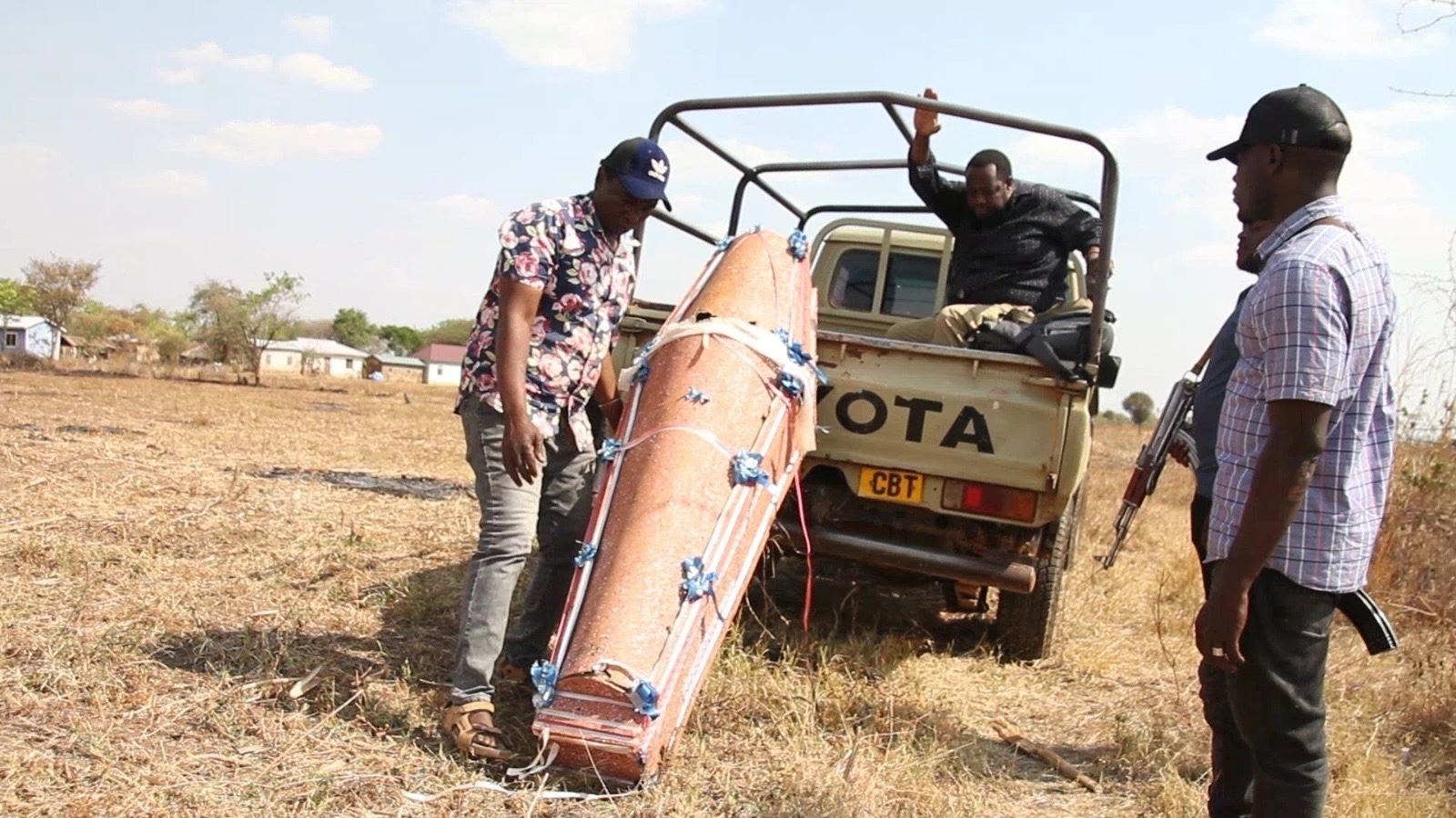 Mkazi wa Mtaa wa Mwime-Makungu, Kata ya Mwendakulima, wilayani Kahama, mkoani Shinyanga, Kumalija Budeba (kushoto), akijiandaa kulipakia jeneza kwenye gari la polisi, baada ya kukamatwa akiwa ameliweka shambani kwake jana na kusababisha taharuki.