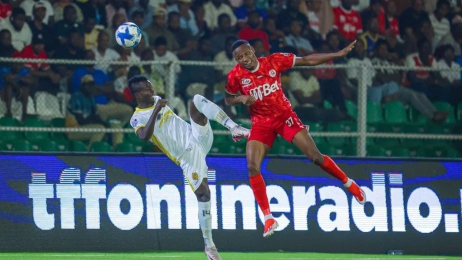 Simba Sports Club winger Edwin Balua (R) battles for the ball with Azam FC defender during their Premier League match held on Thursday at the New Amaan Complex in Zanzibar. 