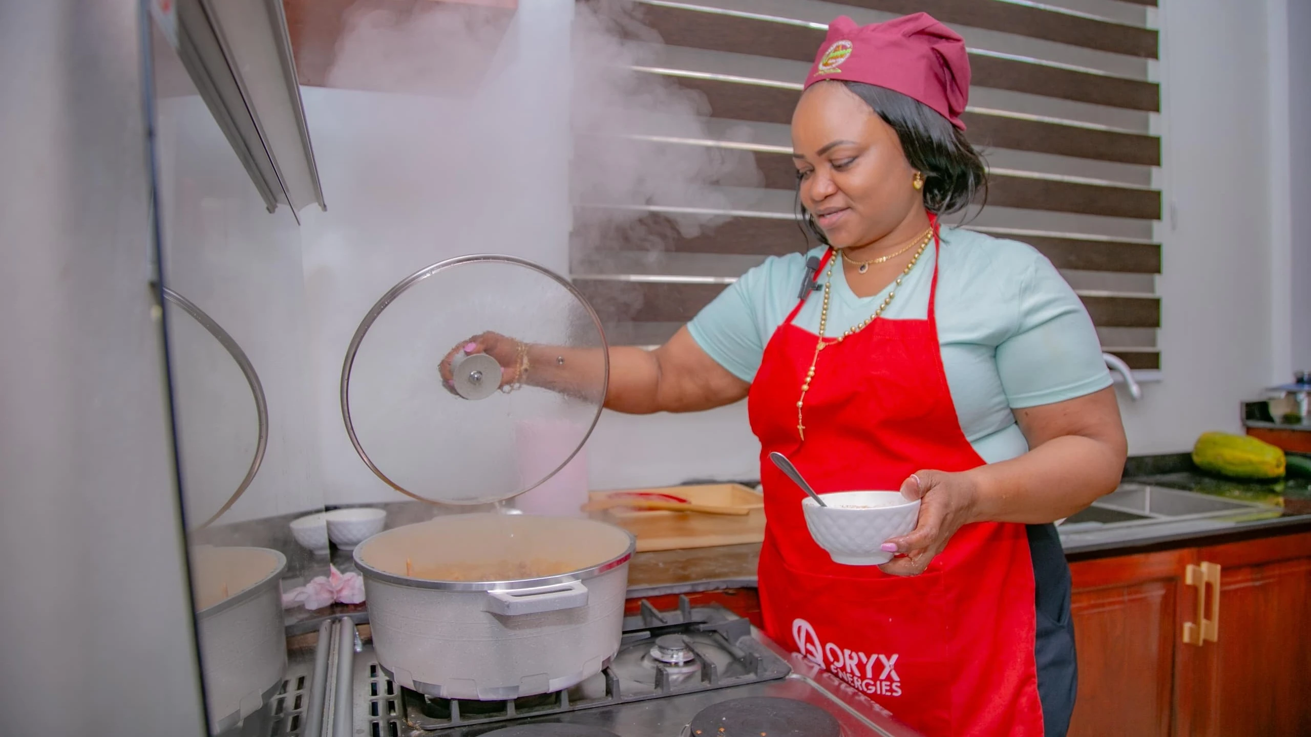 
Naibu Waziri wa Habari, Mawasiliano na Teknolojia ya Habari, Maryprisca Mahundi akipika kwa kutumia gesi.