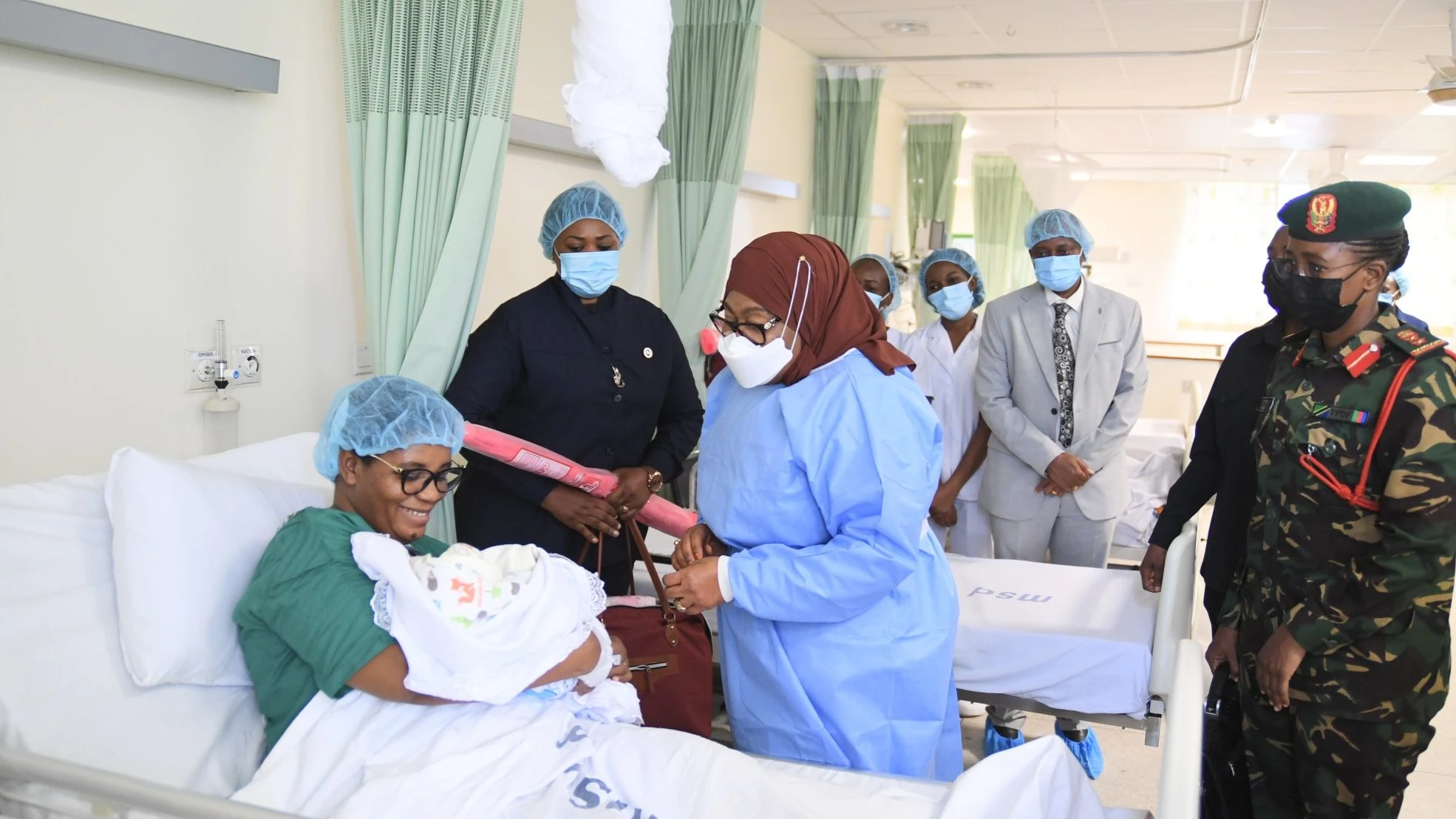 Rais Dk. Samia Suluhu Hassan, akiwapa zawadi kinamama waliojifungua katika jengo jipya la ‘Mama na Mtoto’ kwenye Hospitali ya CCBRT, Dar es Salaam, Julai, 2022.