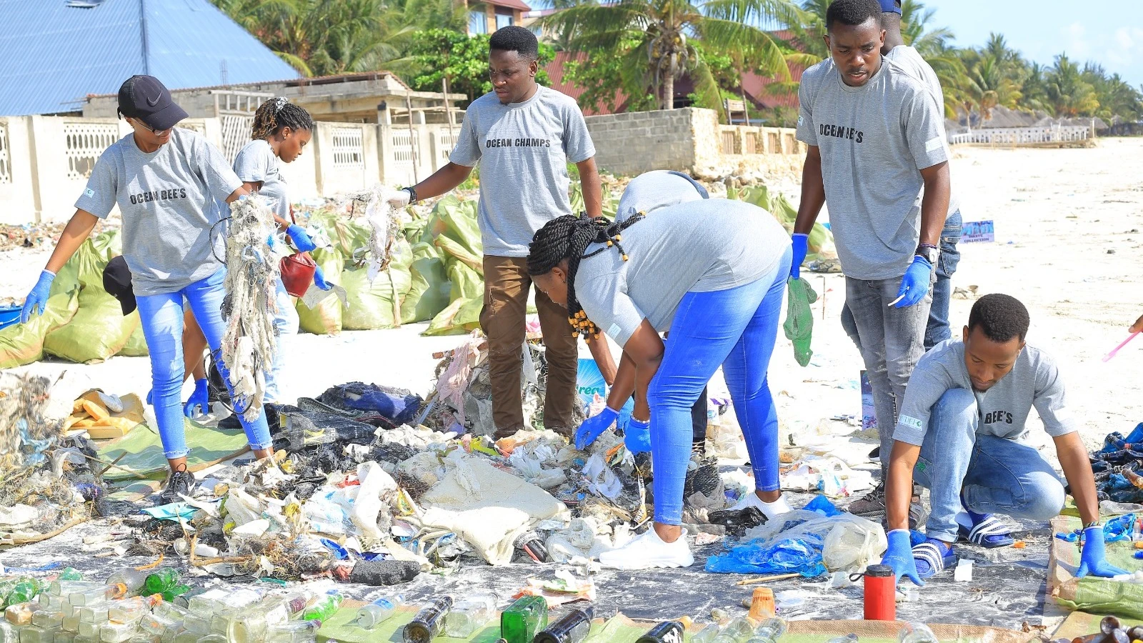 Vijana wakifanya usafi kwenye fukwe za Dar es Salaam.