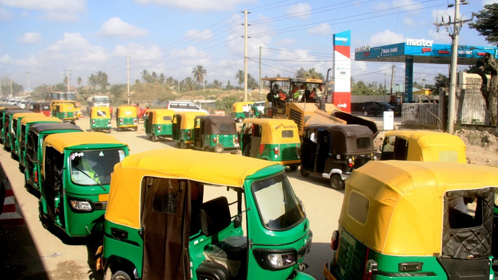 Bajaji zinazotumia gesi, zikiwa kwenye foleni ya kujaza nishati hiyo, katika eneo la Uwanja wa Ndege, jijini Dar es Salaam. 