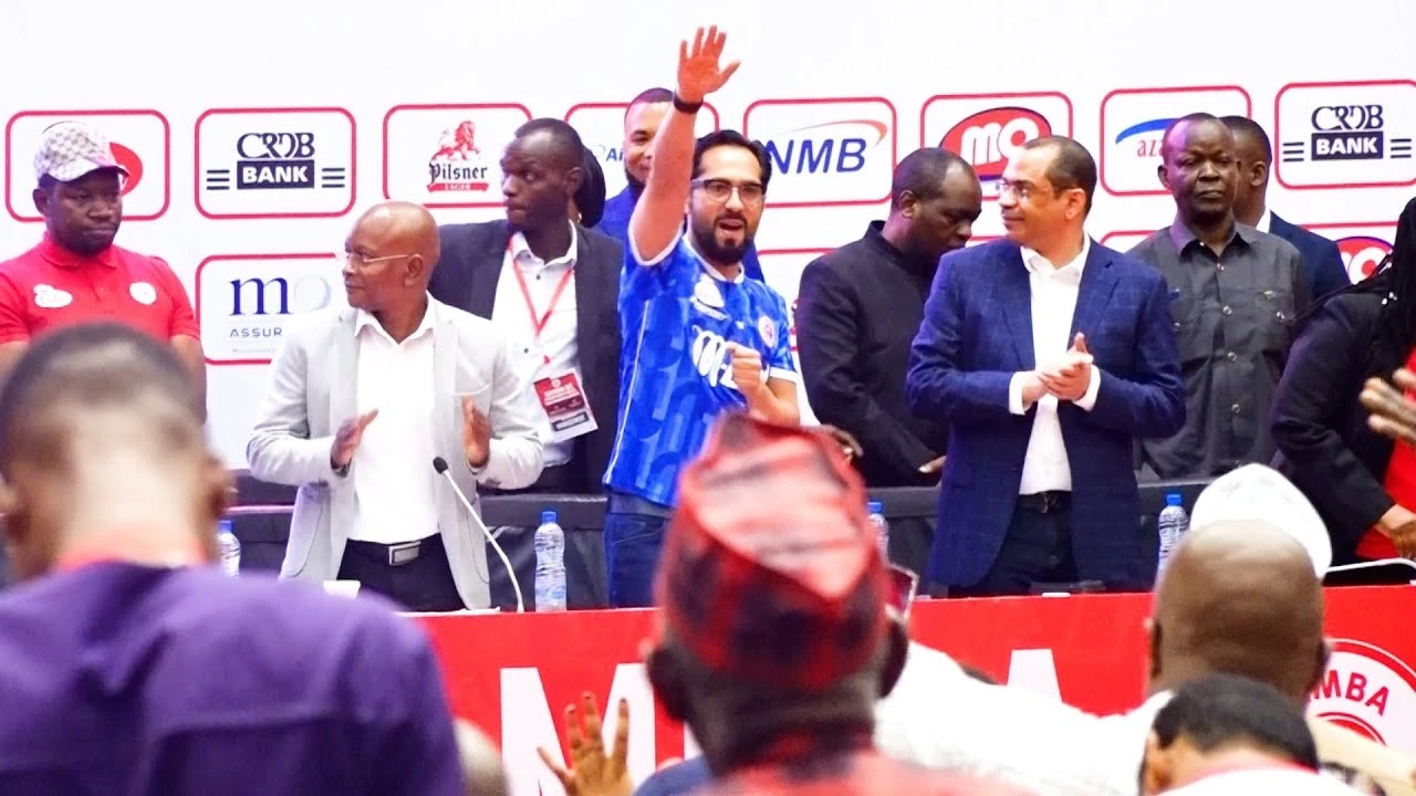 Mwekezaji na Mwenyekiti wa Bodi ya Wakurugenzi ya Simba, Mohamed 'Mo' Dewji, akiwa na viongozi mbalimbali wa klabu hiyo, akiwasalia wananachama wakati wa Mkutano Mkuu wa Mwaka uliofanyika jijini Dar es Salaam jana. 