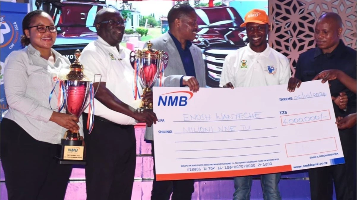 
 Chief of Defense Forces (CDF) Jacob Mkunda (3rd L) hands over a 4m/- cheque to the 2024 CDF Trophy tournament's main event winner, Enosh Wanyeche, at the Lugalo Golf Club in Dar es Salaam last Sunday. 