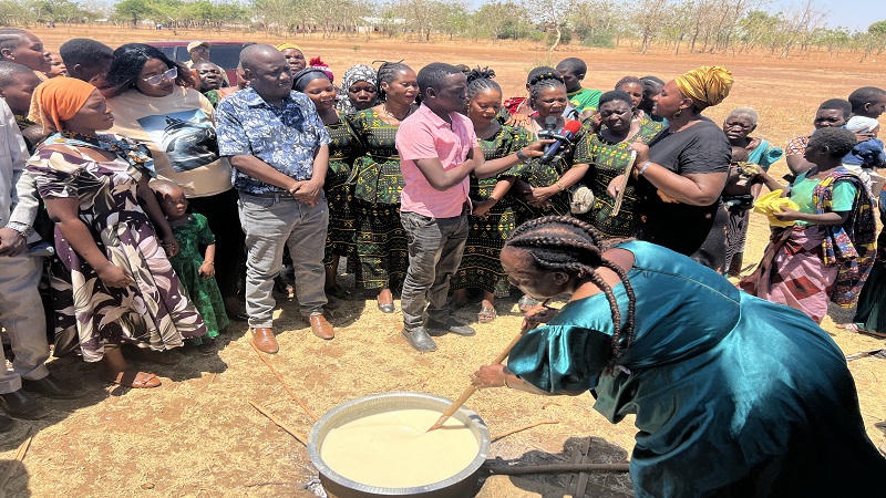 Rehema Juma alias Mama Bujiku (R, in head-cloth) of Mwendakulima in Kahama municipality, Shinyanga Region, sensitises residents of the ward yesterday on the importance of using nutritious foods 